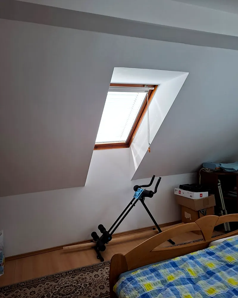 Strešné okno s namontovanou plisovanou žalúziou v podkrovnej spálni