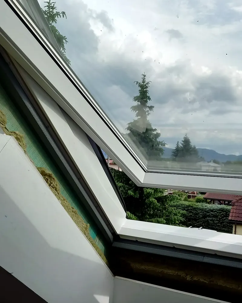 Detail rámu a tesniacej škáry otvoreného strešného okna