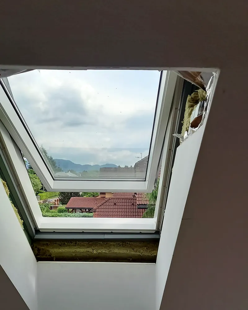 Zateplenie ostenia strešného okna minerálnou vlnou pri montáži